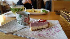 Ausserdem einige vegane kuchen und eine seperate eigene vegane speisekarte, sowie eine (ab 18 uhr gültige) vegane burgerkarte. Veganer Kuchen Und Leckere Bowls Im Well Being Mit Vergnugen Koln