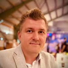 Så i fredags, efter nästan 5 år, var det dags att rätta till mattan i  hallgången utanför toaletterna, tänka "vad är det för psykfall som skjuter  in mattan mot väggen?" och gå