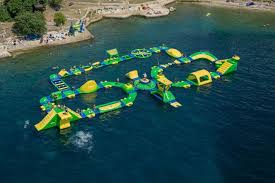 Dazu zählen unter anderem 13 wasserrutschen, ein 500 meter langer künstlicher fluss zum relaxen, ein großes kinderbecken sowie ein wellenbad. Aquapark Porec