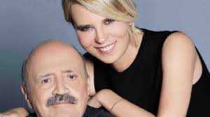 August 1938 in rom) ist ein italienischer journalist, fernsehmoderator und drehbuchautor. Maurizio Costanzo La Verita Dopo Anni Maria Ebbe La Benedizione Di Altranotizia It