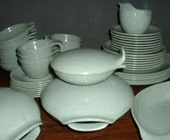 Mismatching brings color and personality into this collection of blue dishes is the perfect example. Collecting Vintage Melmac Dinnerware History And Information Hobbylark