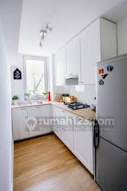 Warna dasar kitchen set aluminium ini putih. 5 Desain Kitchen Set Yang Bikin Dapur Kecil Tampak Luas Rumah123 Com