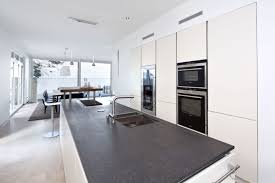 Kuche Ess Und Wohnbereich Sind Offen Gestaltet Und L Formig Miteinander Verbunden Das Ermoglicht Sowohl Das Vom Wohnbereich Abgesch Haus Kuchen Wohnen Kuche