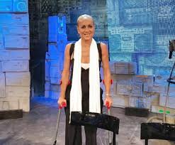 Alessandra celentano, l'insegnante di amici diventata famosa per i suoi metodi piuttosto severi con gli allievi, svela di avere una malattia che a lungo ha trascurato. Amici Grave Incidente Per Alessandra Celentano Moda Uomo Lifestyle Menchic Itmoda Uomo Lifestyle Menchic It