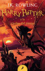 Había otros estudiantes, casi todos de quinto curso, sentados a las mesas cercanas, iluminadas con lámparas; Harry Potter Y La Orden Del Fenix Harry Potter 5