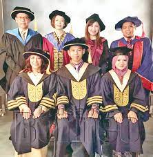 Kami melalui astroawani.com bertanya pada pembaca mengenai hukuman yang wajar dikenakan kepada graduan yang berselfie semasa konvokesyen. Dua Pelajar Kedoktoran Sabah Terima Anugerah Penyelidikan Cemerlang Utusan Borneo Online