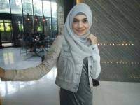 Indah Nevertari Sibuk Bikin Cover Lagu Barat Di Youtube