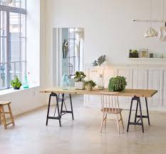 Treteaux 39 Idees Deco Pour Creer Une Table Ou Un Bureau Table Salle A Manger Idee Deco Table Table A Manger Treteaux