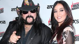 Pantera (/pænˈtɛrə/, spanish/portuguese for panther) was an american heavy metal band from arlington, texas, formed in 1981. Pantera Drummer Vinnie Paul Dies Aged 54 Bbc News