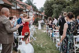Für eure hochzeit & freie trauung im magisch schönen harz. Hochzeit In Lila Freie Trauung Im Vintage Stil Von Helena Dominik