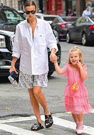 If we ever need proof that a little rain never hurt nobody, then irina shayk and her daughter lea are. Irina Shayk Holds Hands With Sweet Daughter Lea De Seine 4 As They Cross Street In Nyc Geeky Craze