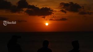 Rindu kepada kekasih saat fajar tenggelam langit tepi pantai sedang sunset. Pesona Pasir Putih Pantai Balangan Favorit Wisatawan Menikmati Senja Dan Spot Prewedding Tribun Bali