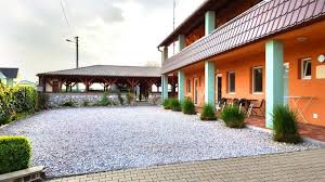 Pochutnáte si na raňajkách či polpenzii, kúsok sú tiež termálne kúpele podhájska a v lete využijete bazén. Penzion Adria Podhajska Travelguide Sk