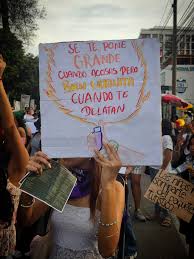 🚨 Carteles por el 8M toman las calles de Lima ✍🏼 Durante la movilización  por el Día Internacional de la Mujer, se alzaron carteles con mensajes de  rechazo a la violencia contra