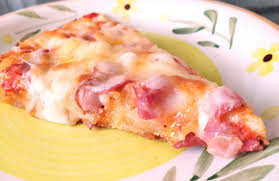 La pizza in teglia, o pizza al taglio, è da sempre uno degli street food più diffusi grazie alla sua versatilità. La Pizza Del Sabato Sera Il Trucco Per Un Impasto Veloce Di Pochissime Ore Per Gustarsi Una Croccante Pizza In Teglia Piu Ricette