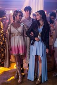 Три совершенно не похожих друг на друга сестры возвращаются в бабушкин особняк, где они провели своё детство. Charmed 2018 Season 1 Episode 15 Review Switches Stones Tv Fanatic