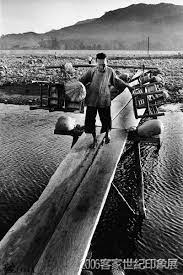 阿婆擔竹椅過狹橋 中華民國客家委員會全球資訊網 old photos china art photo