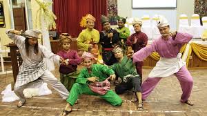 Apabila mendengar tentang sejarah kesultanan melayu melaka kita pasti akan terbayangkan kehidupan masyarakat zaman dahulu yang hidup di rumah kayu dan bekerja. Majlis Jamuan Kelab Guru Bawa Tema Kesultanan Melayu Warta 9