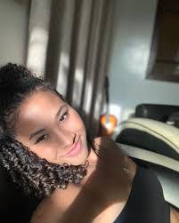 Joyce Lopes's Instagram, Twitter & Facebook