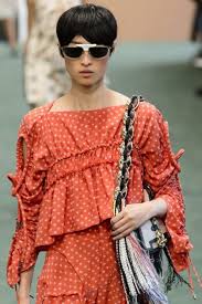 Coiffure femme courte avec frange coupe courte frange coupe courte coiffure femme courte avec une frange sur le côté et des cheveux blond très clair. Coupe Courte Femme 20 Modeles De Coiffure De Cheveux Courts 2021