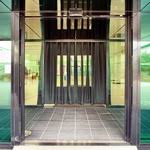 Ein schlaufenschal wird mit seinen großen. Turvorhang Als Windfang Fur Eingange Metall Werk Zurich Ag