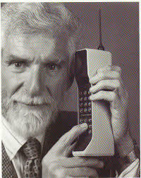 Das motorola dynatac 800x war 1983 das erste serienmäßige mobiltelefon der welt. Vor 40 Jahren Das Erste Handy Telefonat Heise Online