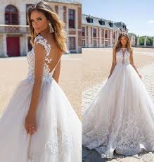 Aufwendige brautkleider bilden den krönenden abschluss bei jeder modenschau und zeichnen sich häufig durch meisterliche designs aus. Grosshandel Sommer Boho Lace Brautkleider V Back Open Vintage Lace Perlen Formale Brautkleider Dubai Wunderschone Brautkleid Von Kissbridal001 182 07 Auf De Dhgate Com Dhgate