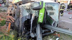 Nach angaben eines sprechers der feuerwehr wurde der unfall gegen kurz vor 10 uhr gemeldet. Unfalle Mit Reisebussen Stern De