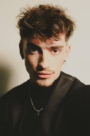 Hey everyone! I'm new to Nashville and wanted to introduce myself. I just  moved from Los Angeles, and am a musician/model available for any  commercial, fashion, product, and any other freelance shoots.