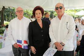 Antonio imbert barrera no hizo causa común con luis amiama tió para derrocar al presidente juan bosch en 1963, más bien ambos militares decidieron no desafiar el poder de los militares de entonces. Familia Imbert Devela Busto Del General Imbert Barrera Conmemorando 2do Aniversario De Muerte Diariohispaniola L Un Digital A Tu Alcance
