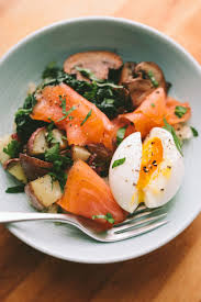 This healthy breakfast recipe of smoked salmon toasts is made up of crunchy toast, fresh smoked salmon, cucumber ribbons and creme fraiche. Smoked Salmon Bowl With Six Minute Egg Smoked Salmon Breakfast Breakfast Salad Recipe Salmon Breakfast