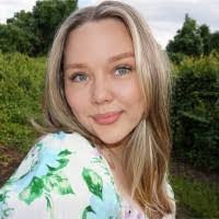 Edda Santos's Instagram, Twitter & Facebook