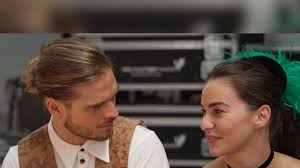 Frá þessu er meðal annars greint í þýskum miðlum. Let S Dance Teilnehmer Nennt Tanzpartnerin Leberwurstbrot Und Vergisst Den Sendernamen Tv