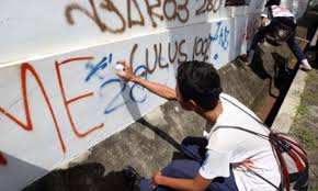 1031).christensen (1992) juga menyebutkan, vandalisme adalah kesukarelaan penurunan perilaku dari lingkungan dengan tidak ada motivasi keuntungan sama sekali, hasil dari yang Mencegah Aksi Vandalisme Antara Langkah Persuasi Dan Ancaman Hukuman Winnetnews Com