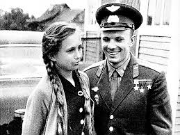 Его отец, алексей иванович гагарин (1902—1973), — плотник, мать, анна тимофеевна гагарин — фотограф. Yurij Gagarin Prosil Plemyannicu Ne Nazyvat Ego Krestnym Pri Vseh