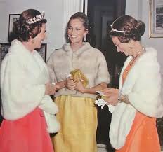 Paola De Belgica Con La Reina Fabiola Y La Gran Duquesa Josefina Carlota De Luxemburgo Moda De Los Anos 60 Joyas Reales Familias Reales