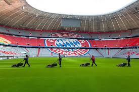 O bayern de munique vai para o jogo desta noite de olhos postos para o sexto título consecutivo para a época 2019/2020. Bayern De Munique Retoca O Gramado E Prepara Estadio Para Voltar A Receber Jogos Na Proxima Semana Futebol Alemao Ge