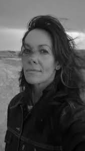 Children's book review: A year in our new garden by Gerda Muller. A story  about family, the garden and the magic in every season. Gerda's stories are  rich and her illustrations are