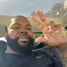 In March 2020 Kansas City Chiefs athletic trainer Evan Craft couldn't find  anyone to officiate his wedding due to Covid, Travis Kelce stepped up and  officiated the wedding♥️💛