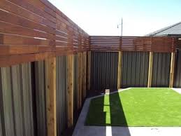 Verstecken Sie Den Hasslichen Colourbond Zaun Mit Holzschutzplatten Verstecken Sie Den Hasslichen Colourbond Zaun Mi Hinterhof Privatsphare Hintergarten Garten