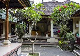 Ini adalah bangunan kecil seperti bentuk pos ronda yang umumnya ada di pekarangan bagian depan. Mengenal Ciri Khas Rumah Adat Bali Yang Mendunia