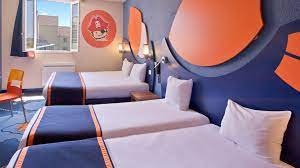 Bij je online boeking kun je kiezen voor een club kamer in het hotel dat je wenst. Gezinskamers Hotel Marne La Vallee Explorers Hotel In De Buurt Van Disneyland Paris