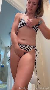 Bikini pissing - video 7 - ThisVid.com