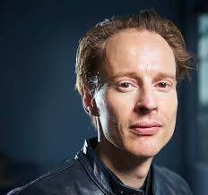 Daan roosegaarde in his studio in rotterdam. De Levenslessen Van Ontwerper Daan Roosegaarde Soms Zeggen Mensen Kan Niet Dan Zeg Ik Kan Wel Trouw