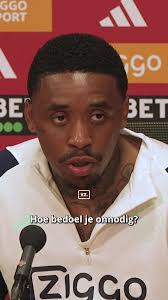 Discussie tussen Steven Bergwijn en Mike Verweij over rode kaart