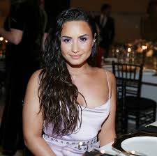We've seen her with rainbow locks, we've seen her as a blonde, but our favorite look of hers has to be the bob haircut she rocks.here are 7 times the songstress made us want to snip our hair. Demi Lovato Got Her Hair Cut Into A Lob For Spring Demi Shows Big Hair Transformation