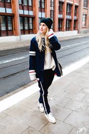 Weiße jeans bringen helligkeit in ihre garderobe und lassen sich wunderbar vielfältig kombinieren. Die 80er Jahre Mode Ist Zuruck Cityhopperlook