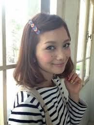 伸ばしかけでも大丈夫 印象がグッと良くなる簡単前髪アレンジ 前髪 ヘアースタイル 伸ばしかけ