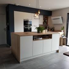 Cuisine Aux Meubles Blancs Et Plan De Travail En Bois Clair Avec Ilot Central Ideal Pour L Aper Meuble Cuisine Blanc Cuisine Moderne Blanche Cuisine Moderne