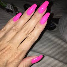 𝐀𝐥𝐥 𝐭𝐡𝐚𝐭 𝐠𝐥𝐢𝐭𝐭𝐞𝐫𝐬@xnailsbykx pairs our snow white acrylic powder with sparkling glitter and foils to create this sparkling nail set. Neon Pink Square Nails Pinterest X Erinvingerhoets Neon Pink Nails Pink Acrylic Nails Nails